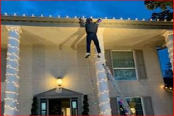 Video: Texas Christmas Decoration Causes Panic!