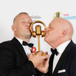 pj and jim kissing trophy